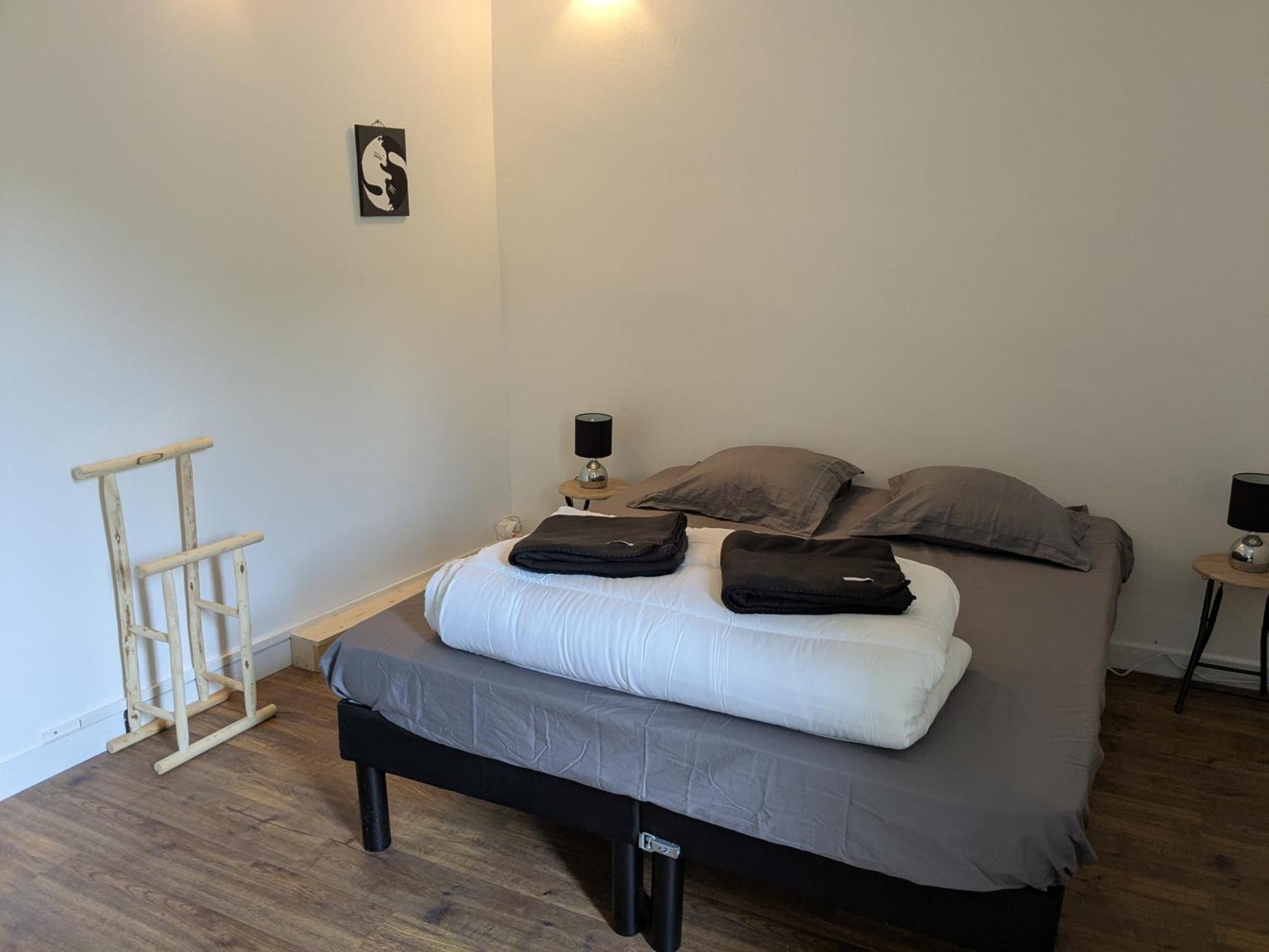 Chez Cornelia Bed & Breakfast เอสตัง ภายนอก รูปภาพ