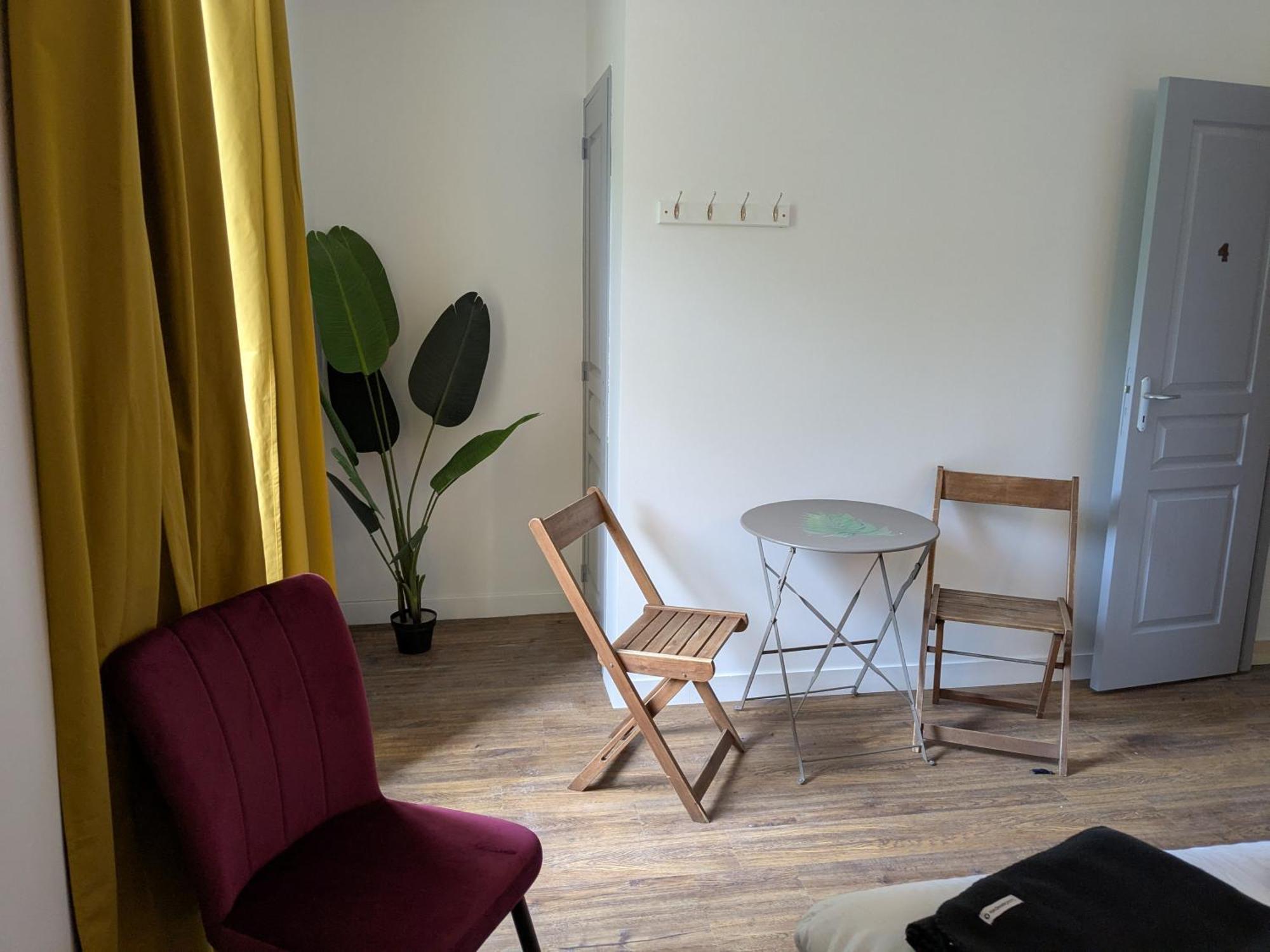 Chez Cornelia Bed & Breakfast เอสตัง ภายนอก รูปภาพ
